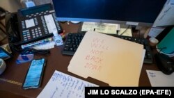 „Nu vom ceda” - measjul lasat de un participant la asaltul asupra Congresului, pe biroul liderei democrate a Camerei Reprezentanților, Nancy Pelosi, Washington, 6 ianuarie 2021.