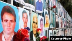 Fotografitë e personave të pagjetur, të vendosura në rrethojat e Kuvendit të Kosovës.
