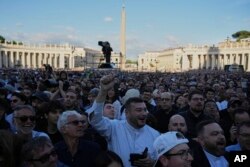 Вернікі на пляцы Сьвятога Пятра сьвяткуюць абраньне новага папы