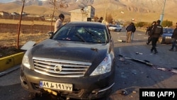 Az irán állami tévé (IRIB) felvétele Mohszen Fahrizadeh és testőrei szétlőtt autójáról, 2020. november 27-én.