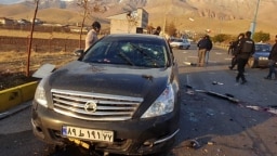 イラン国営テレビ（IRIB）が公開した写真は、2020年11月27日、首都テヘランの近くで攻撃された後のイランの核科学者モーセンファクリザデの損傷した車を示しています。