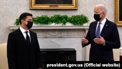 Президент США Джо Байден (справа) и президент Украины Владимир Зеленский. Вашингтон, 1 сентября 2021 года. Архивное фото