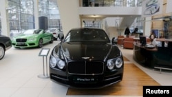 "Bentley" avtomobilləri Moskva yaxınlığındakı diler mərkəzinin salonunda. 2016