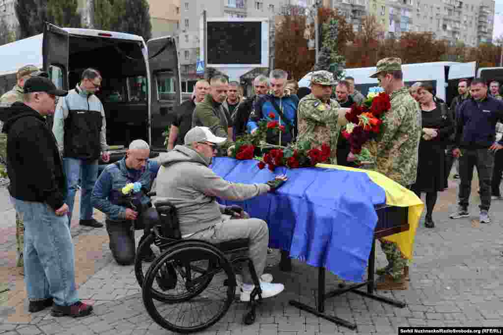 Микола Новгородцев до повномасштабного вторгнення працював на виробництві взуття. Захоплювався спортом, грав у місцевій футбольній команді. Був волонтером у місцевій громаді