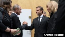 Рускиот претседател Владимир Путин и францускиот претседател Емануел Макрон.