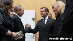Рускиот претседател Владимир Путин и  францускиот претседател Емануел Макрон.