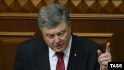 Президент Украины Петр Порошенко выступает в Верховной Раде, 4 июня 2015 года.