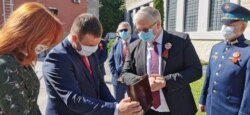 Скопје- градоначалникот на Центар Саша Богдановиќ и амбасадорот на Русија Сергеј Баздникин на отворањето на споменикот донација од Русија