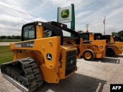 John Deere mezőgazdasági gépek a Buck Bros. dílernél egy 2009-es archív képen