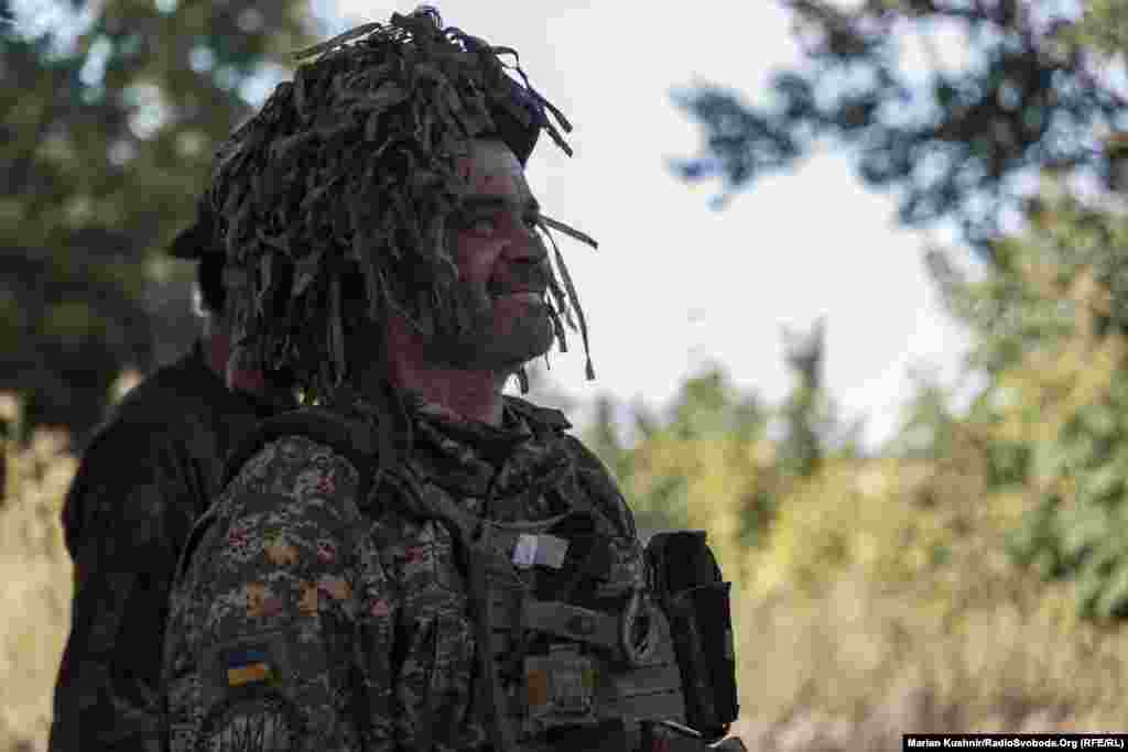Поки чекаємо на броньовану техніку, військовий із позивним «Рибак» розповів нам, що до бойового виходу важив 118 кілограмів. За понад 3 місяці схуднув до 87 кілограмів. Про вихід, каже, мріяв із перших днів