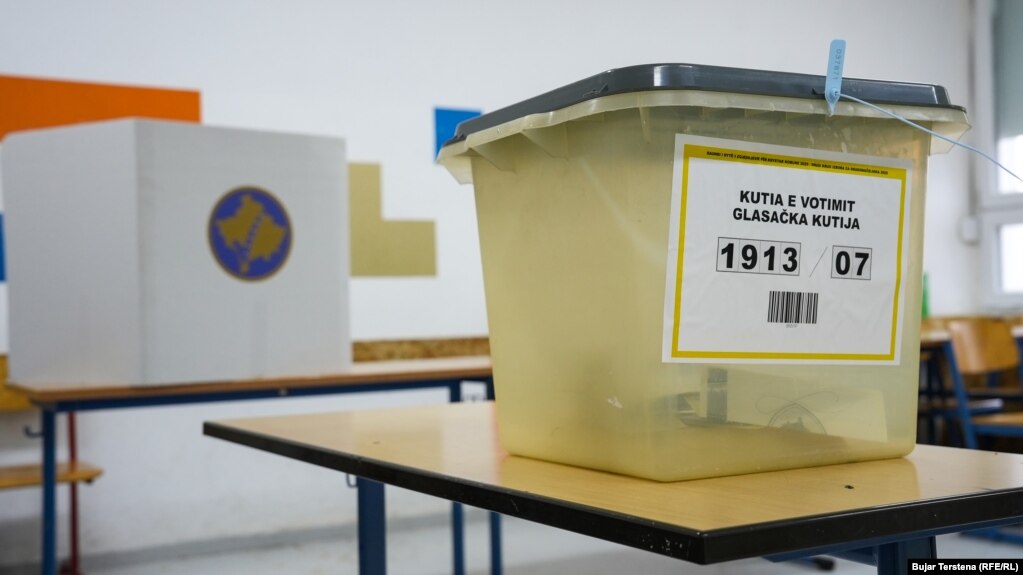 Një kuti votimi pret për t'u mbushur me vota në balotazhin për kryetar të Prishtinës, Prishtinë, 9 nëntor 2025.