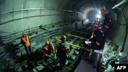 Բանվորները աշխատում են Ստամբուլի ստորջրյա թունելում, ապրիլ, 2013թ․
