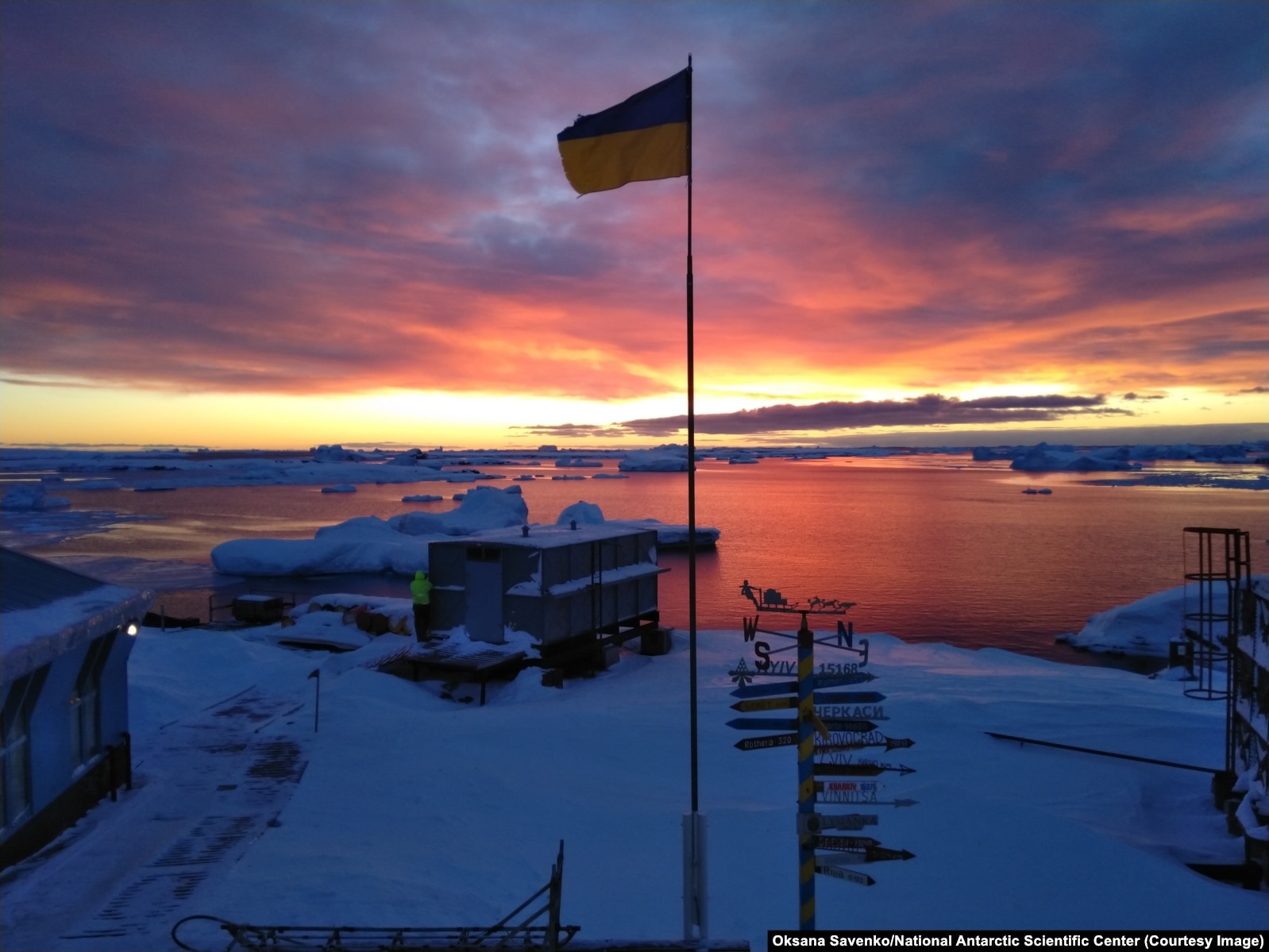 Прапор України, що майоріє над станцією Вернадського