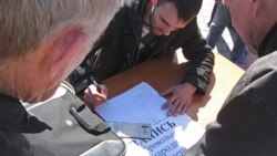 Запись в «Самооборону Крыма» на центральной площади Симферополя, 3 марта 2014 года