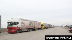 Черга вантажівок на адмінкордоні з Кримом, Херсонська область, 21 лютого 2015 року