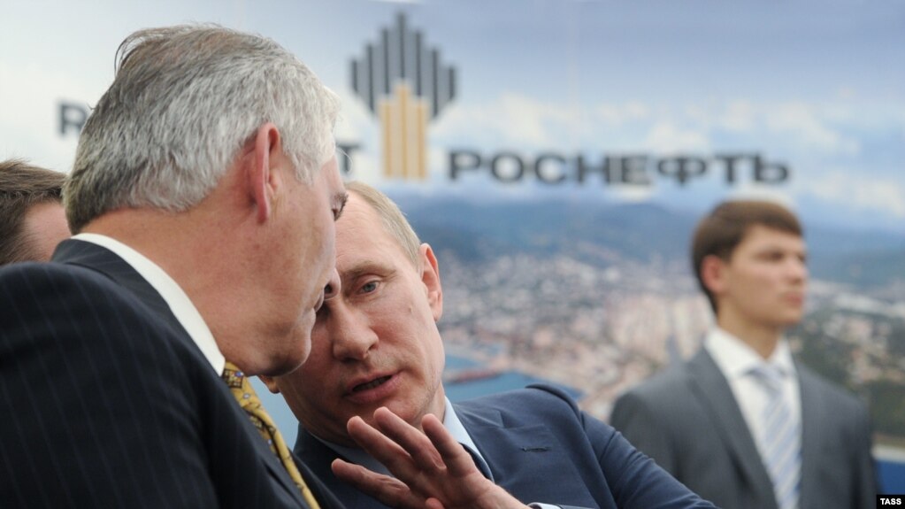 Владимир Путин и Рекс Тиллерсон на церемонии подписания котракта ExxonMobil и "Роснефти" 15 июня 2012 года