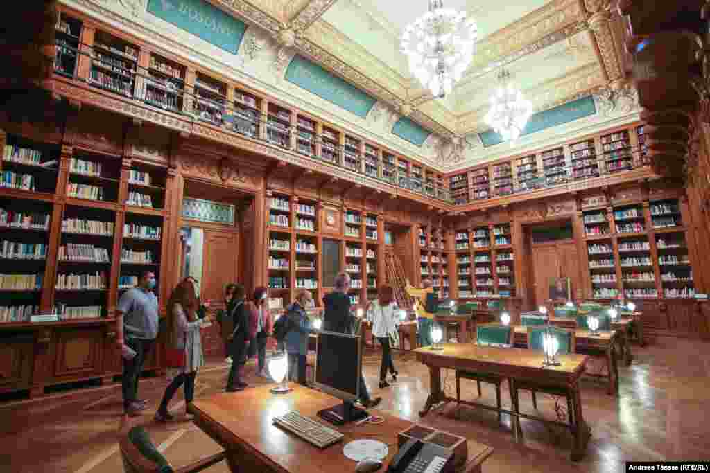 Un grup de persoane vizitează Biblioteca Centrală Universitară &bdquo;Carol I&rdquo; din București.