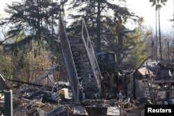 O scară a unei structuri arse în timpul incendiului Eaton, în Altadena, California, 13 ianuarie.