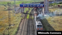 Поезд едет по России