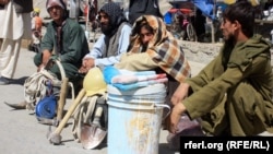 تعدادی از کارگران روز مزد افغانستان که به دلیل مشکلات و بیکاری نمیتوانند فرصت های کاری لازم را به دست بیاورند