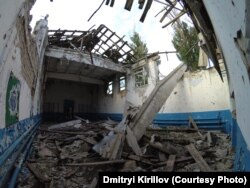 Разрушенный школьный спортзал в Широкине