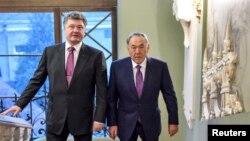 Ukrainian President Petro Poroshenko (left) and his Kazakh counterpart Nursultan Nazarbaev at their meeting in Kyiv on December 22. 