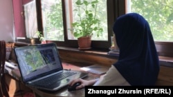 Онлайн білім алып отырған хиджаб таққан оқушы қыз. Ақтөбе, 18 қыркүйек 2020 жыл.