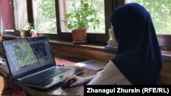 Девочка в мусульманском платке учится онлайн. Актобе, 18 сентября 2020 года.