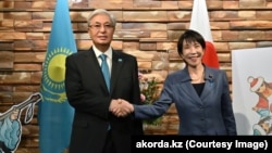 Қазақстан президенті Қасым-Жомарт Тоқаев (сол жақта) пен Жапония премьер-министрі Санаэ Такаичи. Токио, 18 желтоқсан, 2025 жыл.