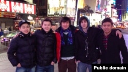 Казахстанские студенты с Джохаром Царнаевым (второй справа) - фотография со страницы Диаса Кадырбаева на сайте VKontakte.