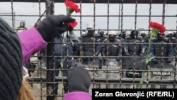 Učesnice protesta "Oslobađanje mosta" ostavljaju cveće policiji, Beograd, Srbija, 14. decembar 2024. 