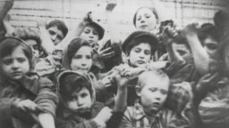 Дети в концлагере Освенцим-Биркенау после освобождения, 1945 год