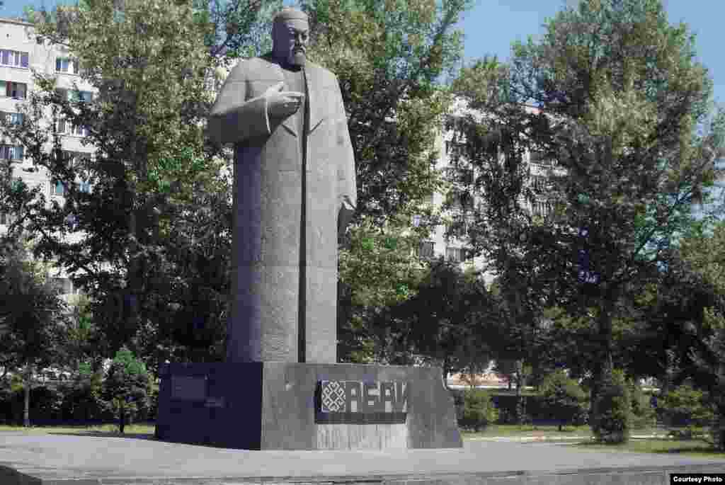 Памятник Абаю в городе Семей.