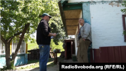 Журналіст Радіо Свобода спілкується з братом бойовика Миколи Кравченка Василем (праворуч)