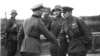 Нямецкі і савецкі афіцэры паціскаюць рукі ў канцы нападу на Польшчу, 1939 год