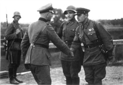 Німецький і радянський офіцери потискають руки наприкінці Польської операції, 1939 рік. Фото ТАСС, яке було опубліковано у вересні 1940 року в газеті «Красная звезда» до першої річниці поділу території Польщі між Німеччиною і СРСР