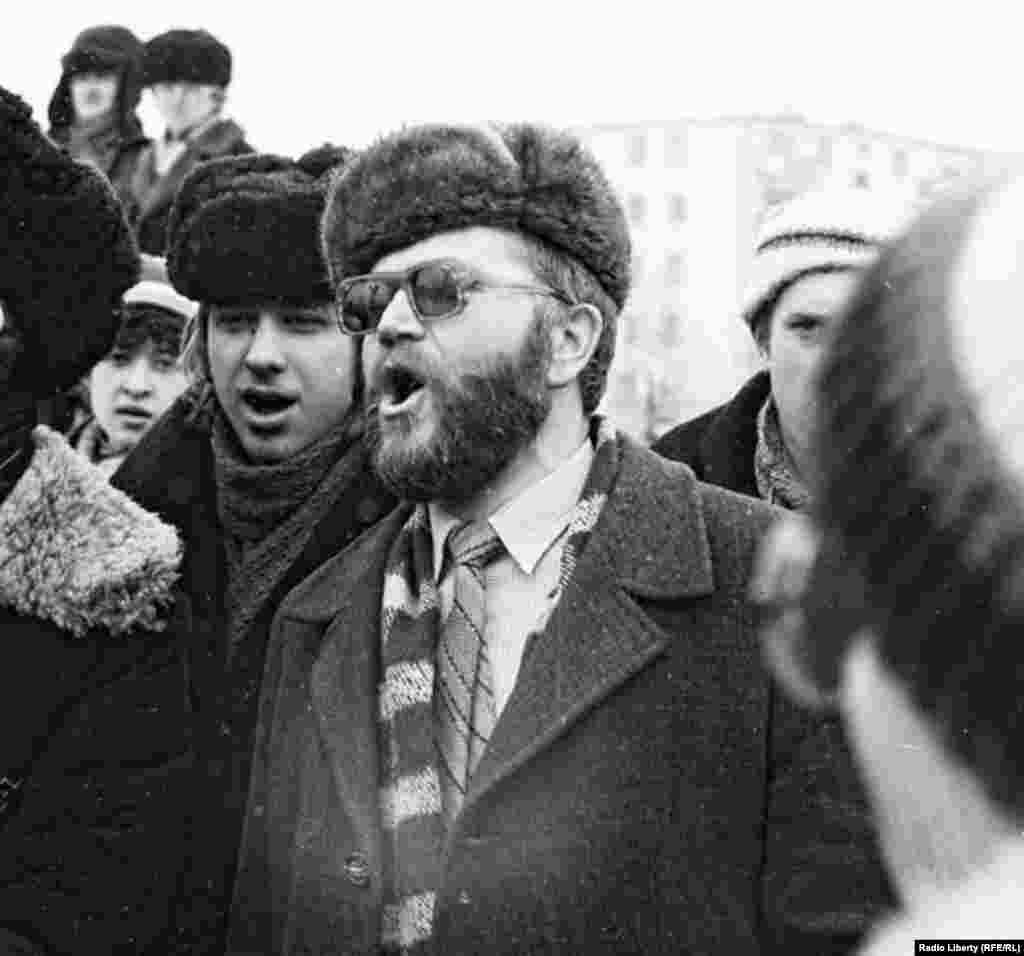 „Гуканьне Вясны“ ў Менску сьвяткуе „Майстроўня“, 1983 год. Сьпяваюць Яўген Валасевіч і Пётра Садоўскі