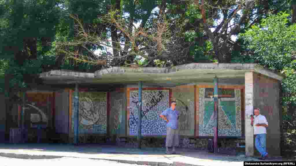 Зупинка на в&#39;їзді в місто Саки. Навіс викладений мозаїкою &ndash; це одна з характерних особливостей зупинок радянського зразка