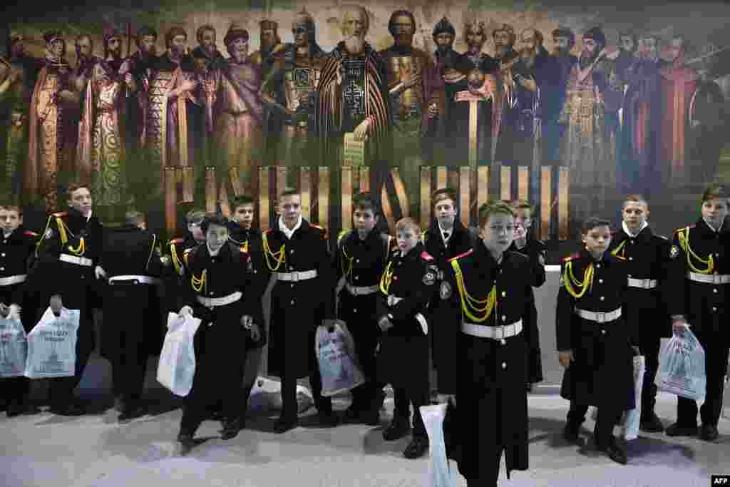 Ваенныя курсанты сабраліся перад велізарным плякатам з выявай чальцоў дынастыі Рурыкавічаў падчас заняткаў у выставачным цэнтры ВДНГ у Маскве.