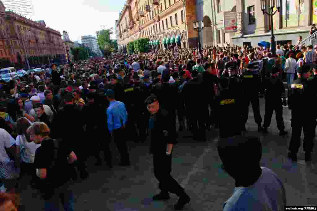 Up to a thousand people gathered, but were blocked by Minsk police.