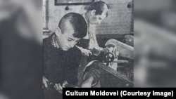 În atelierul școlii nr. 3 din Cimișlia. „Cultura Moldovei”, 2 decembrie 1964. 