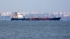Вантажне судно залишає порт у Чорному морі. Одеса, 26 березня 2025 року