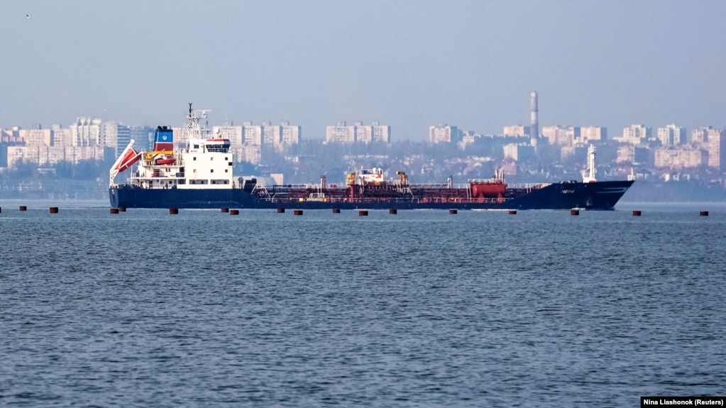 Вантажне судно залишає порт у Чорному морі. Одеса, 26 березня 2025 року