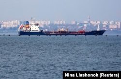 Вантажне судно залишає порт у Чорному морі. Одеса, 26 березня 2025 року