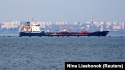 Вантажне судно залишає порт у Чорному морі. Одеса, 26 березня 2025 року