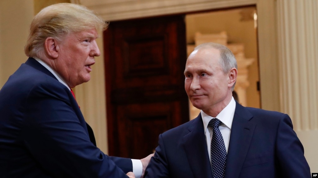 Tổng thống Hoa Kỳ Donald Trump (trái) trò chuyện với Tổng thống Nga Vladimir Putin sau hội nghị thượng đỉnh ở Phần Lan năm 2018.