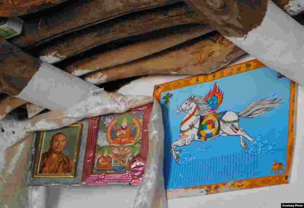 Внутреннее убранство дома кыргыза-буддиста с религиозными атрибутами