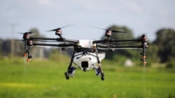 Poljoprivredni dron kineskog proizvođača DJI u letu (arhivska fotografija)