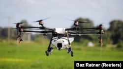 Poljoprivredni dron kineskog proizvođača DJI u letu (arhivska fotografija)