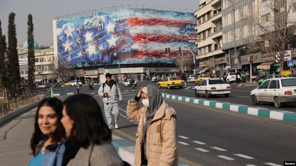 بیلبورد ضد آمریکایی در میدان ولیعصر تهران پس از اعتراض‌های دی‌ماه ۱۴۰۴